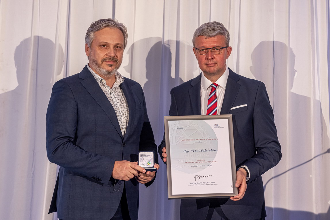 Jednatel členské firmy CLINITEX s.r.o., Petr Bukovski obdržel medaili ministra průmyslu a obchodu.