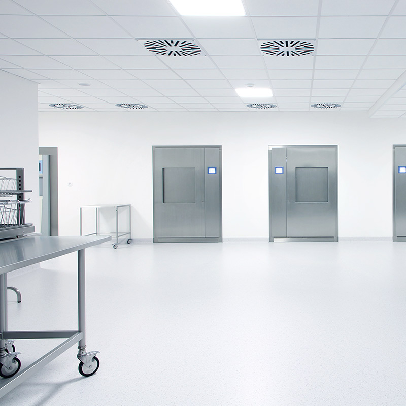 Sklad sterilního materiálu, čistá strana centrální sterilizace